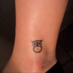 маленькая тату с совой на фото 15.02.2021 №0040 - little owl tattoo- tatufoto.com