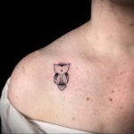 маленькая тату с совой на фото 15.02.2021 №0059 - little owl tattoo- tatufoto.com