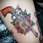 пример рисунка тату револьвер на фото 16.02.2021 №0002 - tattoo revolver - tatufoto.com