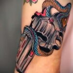 пример рисунка тату револьвер на фото 16.02.2021 №0005 - tattoo revolver - tatufoto.com
