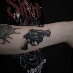 пример рисунка тату револьвер на фото 16.02.2021 №0007 - tattoo revolver - tatufoto.com