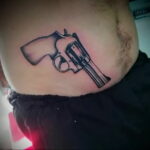 пример рисунка тату револьвер на фото 16.02.2021 №0008 - tattoo revolver - tatufoto.com