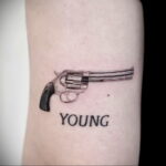 пример рисунка тату револьвер на фото 16.02.2021 №0009 - tattoo revolver - tatufoto.com