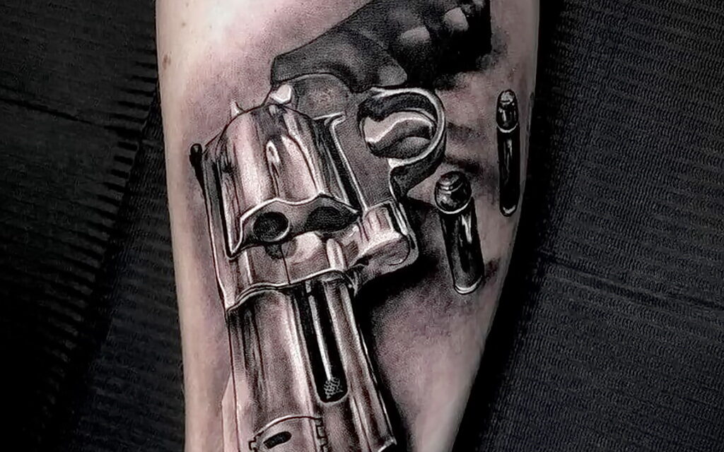 Рисунок татуировки с револьвером