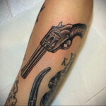 пример рисунка тату револьвер на фото 16.02.2021 №0025 - tattoo revolver - tatufoto.com