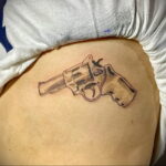 пример рисунка тату револьвер на фото 16.02.2021 №0040 - tattoo revolver - tatufoto.com