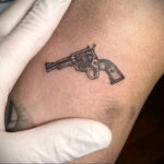пример рисунка тату револьвер на фото 16.02.2021 №0053 - tattoo revolver - tatufoto.com