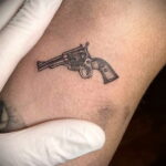 пример рисунка тату револьвер на фото 16.02.2021 №0055 - tattoo revolver - tatufoto.com