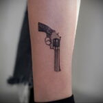 пример рисунка тату револьвер на фото 16.02.2021 №0056 - tattoo revolver - tatufoto.com