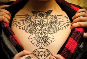 Фото эскиза татуировки совы на груди. Линейный рисунок с добавлением цветка и бриллианта. Оригинальный эскиз тату для девушек.