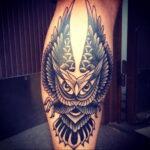 Фото тату совы с распахнутыми крыльями, выполненное в технике dotwork. Детализированный рисунок с использованием точек.
