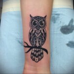 пример рисунка тату сова на руке 15.02.2021 №0024 - owl tattoo on arm - tatufoto.com