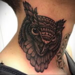 пример рисунка тату сова на шее 15.02.2021 №0019 - owl tattoo on neck - tatufoto.com