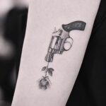 тату револьвер и роза 16.02.2021 №0002 - tattoo rose revolver - tatufoto.com