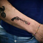 тату револьвер и роза 16.02.2021 №0005 - tattoo rose revolver - tatufoto.com
