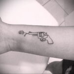 тату револьвер и роза 16.02.2021 №0029 - tattoo rose revolver - tatufoto.com