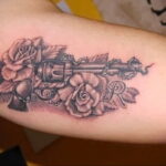 тату револьвер и роза 16.02.2021 №0033 - tattoo rose revolver - tatufoto.com