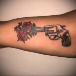 тату револьвер и роза 16.02.2021 №0035 - tattoo rose revolver - tatufoto.com