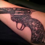тату револьвер фото пример рисунка 16.02.2021 №0013 - tattoo revolver - tatufoto.com