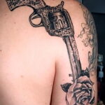 тату револьвер фото пример рисунка 16.02.2021 №0060 - tattoo revolver - tatufoto.com