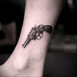 тату револьвер фото пример рисунка 16.02.2021 №0074 - tattoo revolver - tatufoto.com