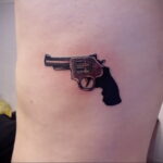 тату револьвер фото пример рисунка 16.02.2021 №0094 - tattoo revolver - tatufoto.com