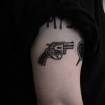 тату револьвер фото пример рисунка 16.02.2021 №0113 - tattoo revolver - tatufoto.com