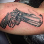 тату револьвер фото пример рисунка 16.02.2021 №0117 - tattoo revolver - tatufoto.com