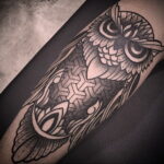 тату с черной совой на фото 15.02.2021 №0007 - black owl tattoo- tatufoto.com