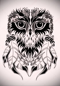 Фото эскиза татуировки совы в стиле Blackwork. Черно-белый рисунок с использованием плотных черных заливок и четких линий, создающий эффект графичности и лаконичности.