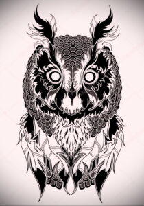 Фото татуировки совы в стиле Blackwork. Черно-белый рисунок с использованием плотных черных заливок и геометрических узоров, создающий эффект графичности и контрастности.
