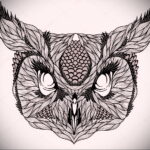 Фото татуировки совы, выполненной в стиле Doodle. Черно-белый рисунок с множеством мелких деталей и завитков, создающий эффект хаотичности и креативности.