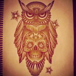 Эскиз татуировки совы, стилизованной под сахарный череп в стиле Day of the Dead. Рисунок выполнен в коричневых тонах с использованием геометрических узоров.