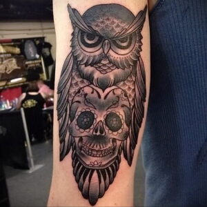 тату сова и череп пример рисунка 15.02.2021 №0083 - owl skull tattoo - tatufoto.com