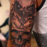 тату сова и череп пример рисунка 15.02.2021 №0096 - owl skull tattoo - tatufoto.com