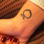 Пример женской тату с яблоком 03.03.2021 №003 - girl with apple tattoo - tatufoto.com