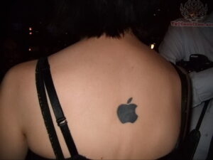 Фото минималистичной татуировки логотипа Apple на спине. Простой и лаконичный дизайн.