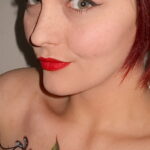 Пример женской тату с яблоком 03.03.2021 №013 - girl with apple tattoo - tatufoto.com