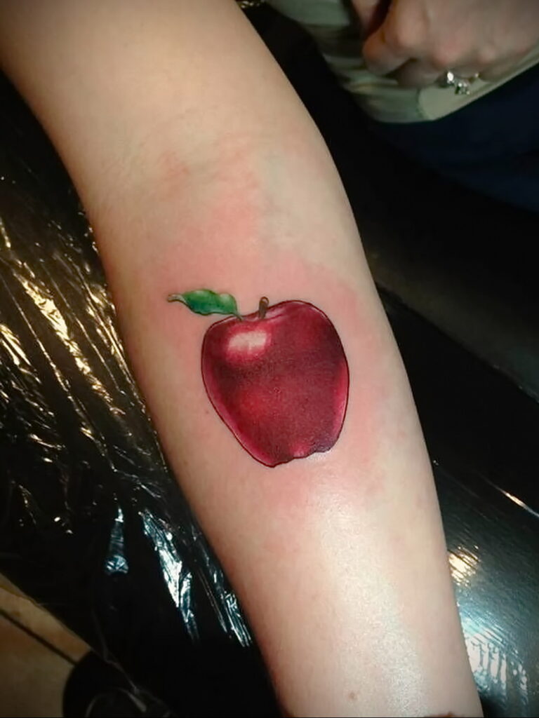 Пример женской тату с яблоком 03.03.2021 №016 - girl with apple tattoo - tatufoto.com