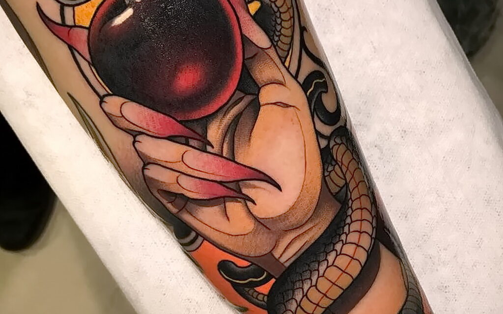 Рисунок татуировки с яблоком