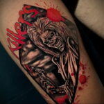 Фото тату на ноге: реалистичное изображение Эдди, талисмана группы Iron Maiden, с брызгами крови и надписью 'Killers'.