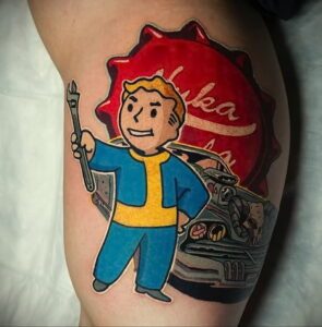 Фото тату: Изображение главного героя игры Fallout с гаечным ключом и логотипом Nuka-Cola, выполненное в ярких цветах и стиле комиксов. Расположена на бедре.