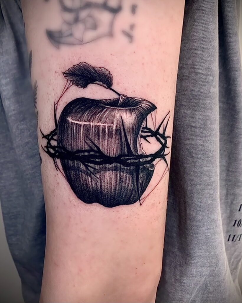 Фото пример рисунка татуировки с яблоком 03.03.2021 №004 - apple tattoo - tatufoto.com