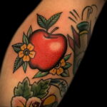 Фото пример рисунка татуировки с яблоком 03.03.2021 №005 - apple tattoo - tatufoto.com