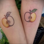 Фото пример рисунка татуировки с яблоком 03.03.2021 №006 - apple tattoo - tatufoto.com