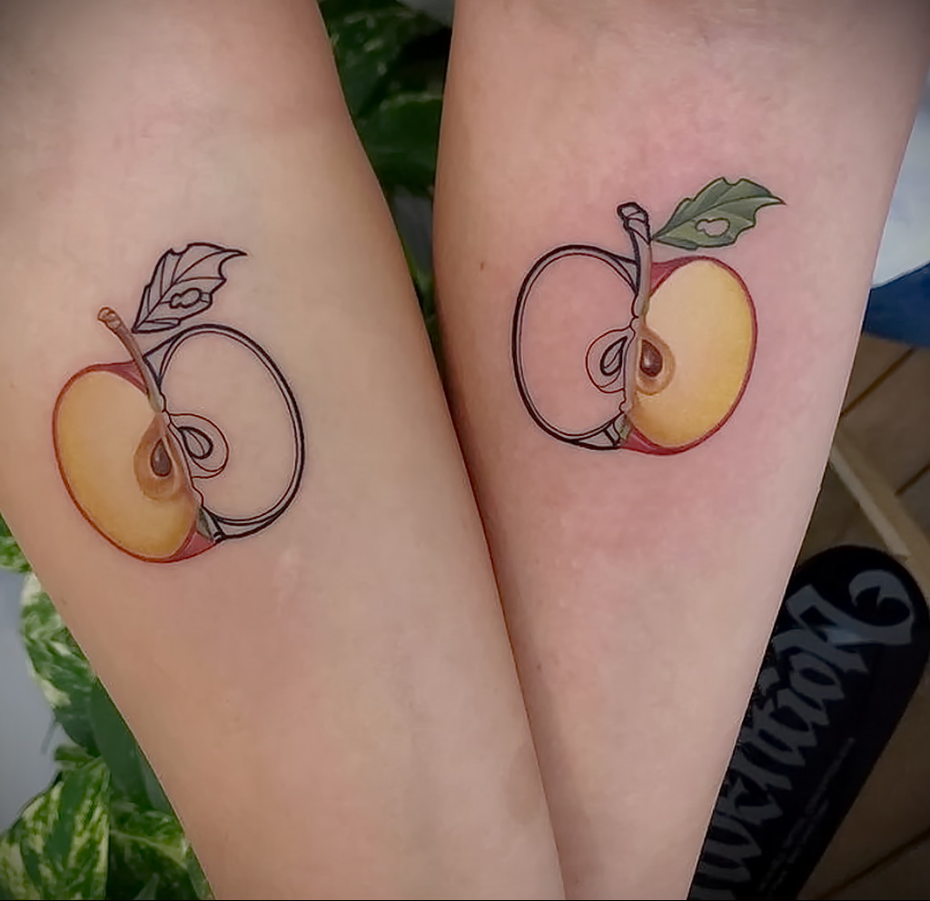 Фото пример рисунка татуировки с яблоком 03.03.2021 №006 - apple tattoo - tatufoto.com