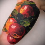 Фото пример рисунка татуировки с яблоком 03.03.2021 №010 - apple tattoo - tatufoto.com