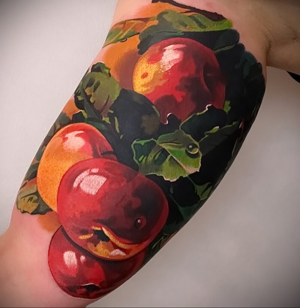 Фото пример рисунка татуировки с яблоком 03.03.2021 №010 - apple tattoo - tatufoto.com