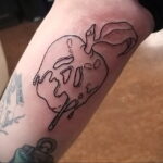 Фото пример рисунка татуировки с яблоком 03.03.2021 №014 - apple tattoo - tatufoto.com