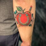 Фото пример рисунка татуировки с яблоком 03.03.2021 №017 - apple tattoo - tatufoto.com
